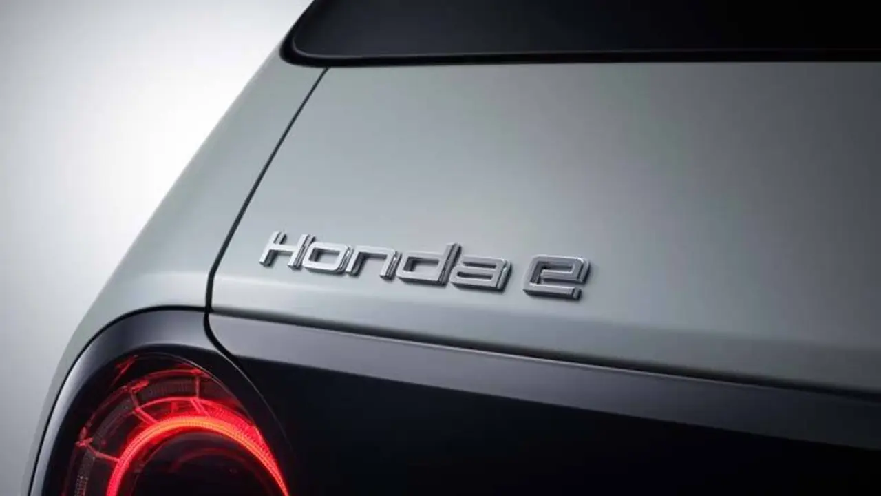 Honda E - detalle marca trasera