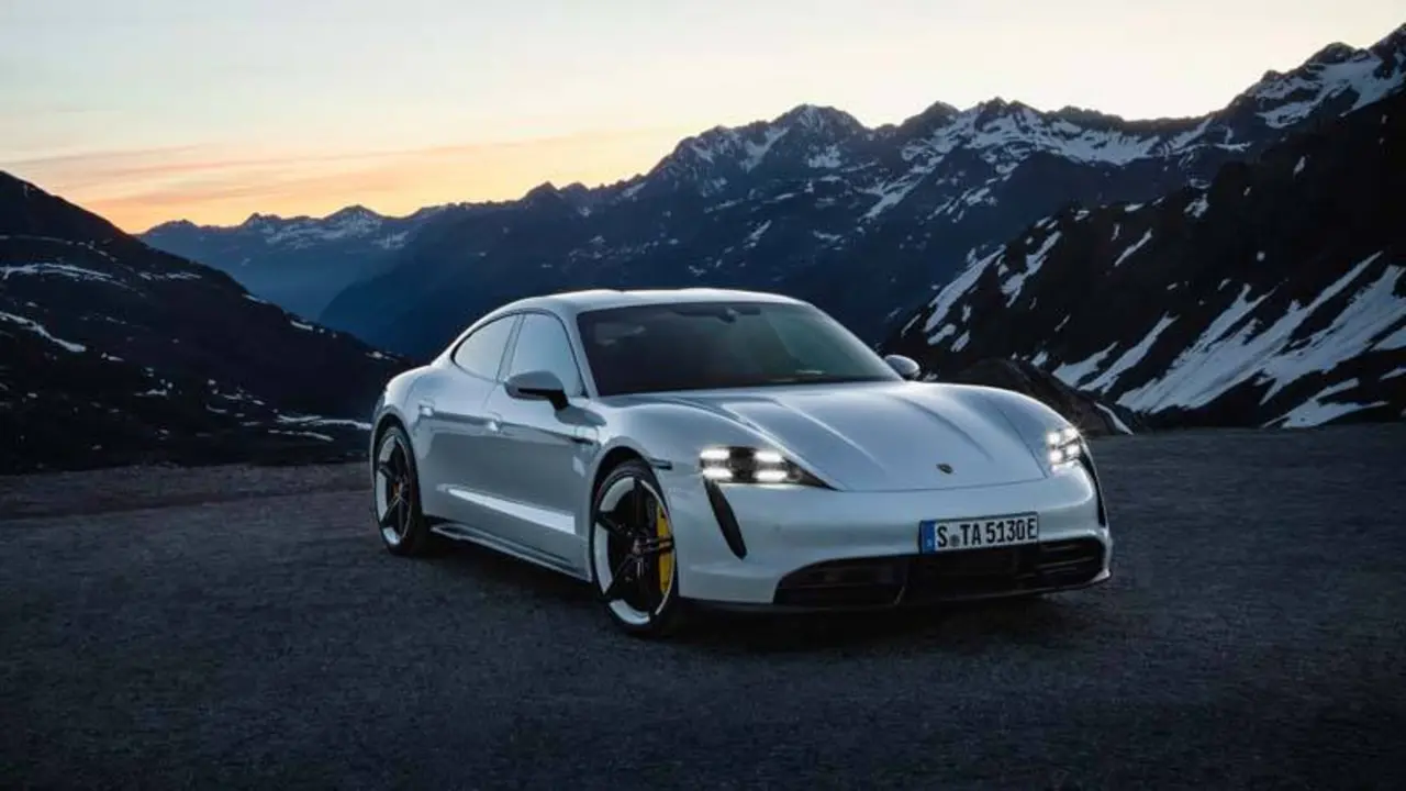 Foto de un Porsche Taycan blanco