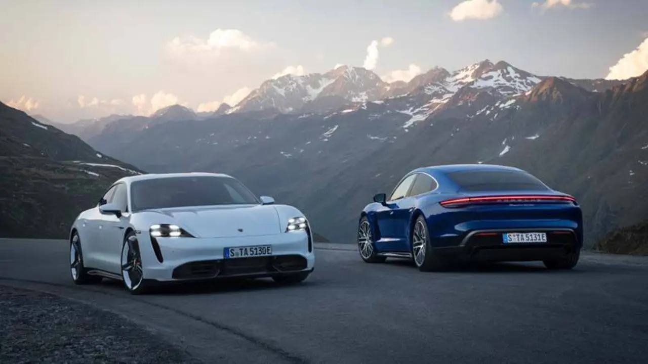 Foto de un Porsche Taycan blanco y azul