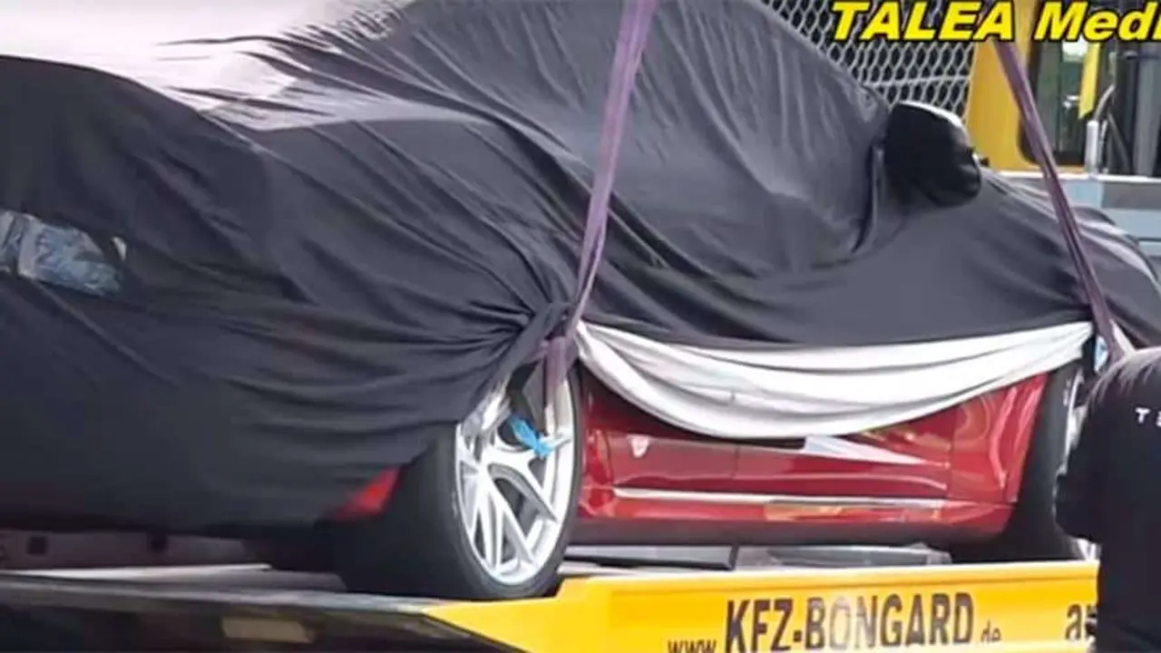 Foto del Tesla Model S Plaid en una grua