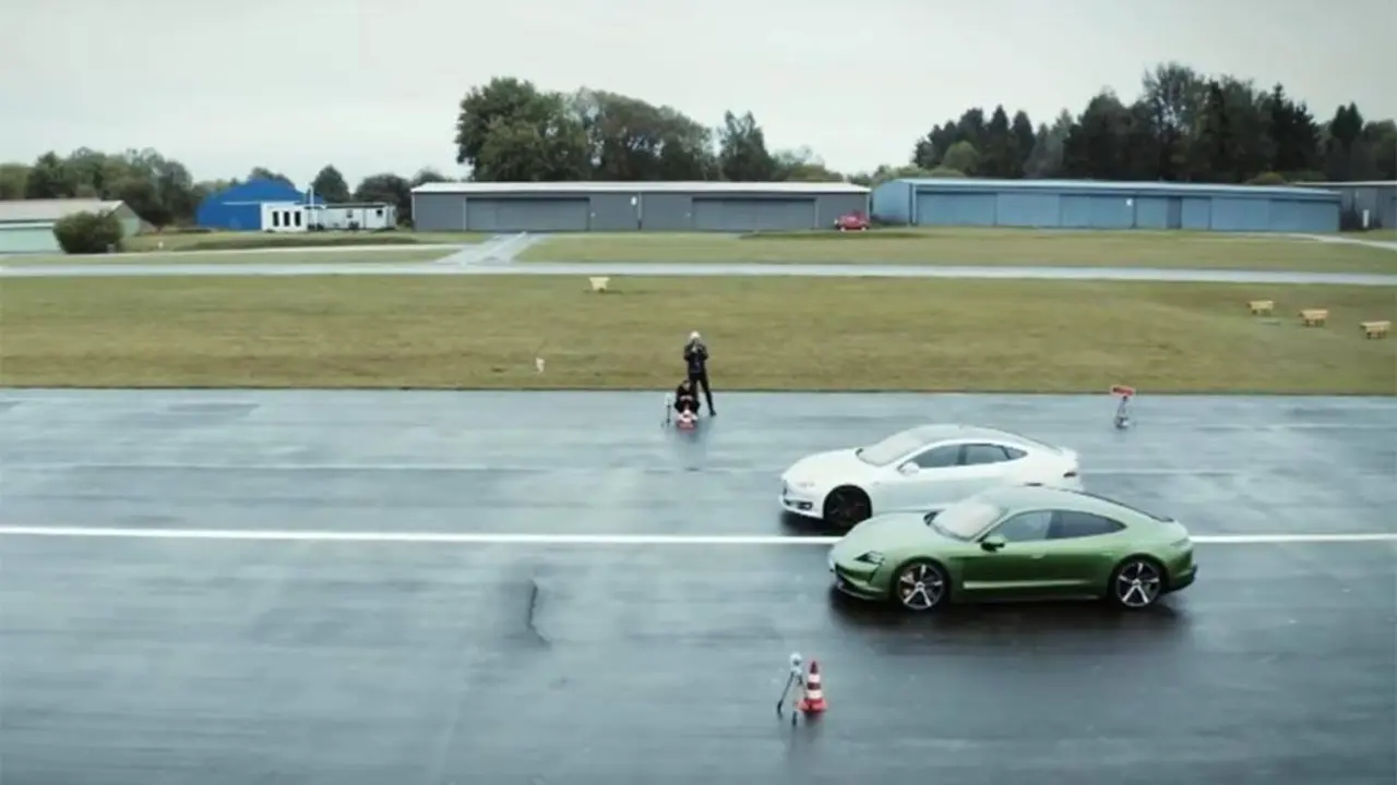 Foto del enfrentamiento del Porsche Taycan VS Tesla Model S