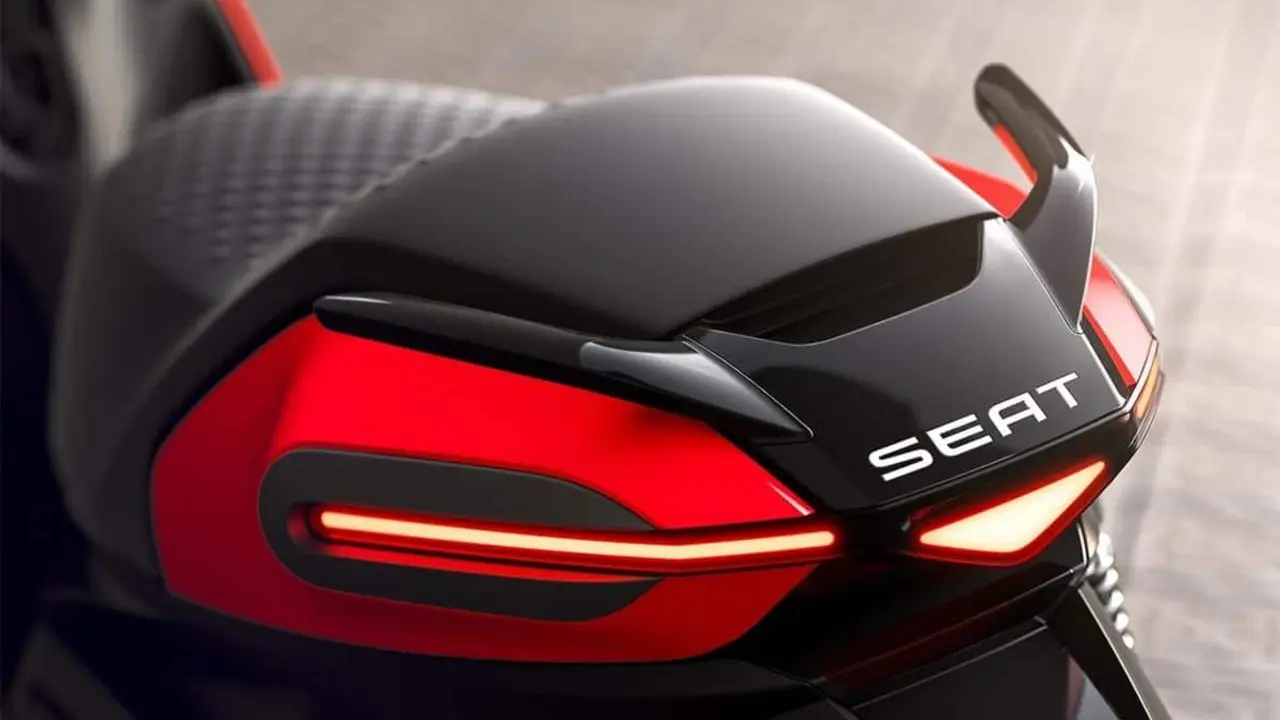 Foto de la parte trasera de la moto el&eacute;ctrica de SEAT