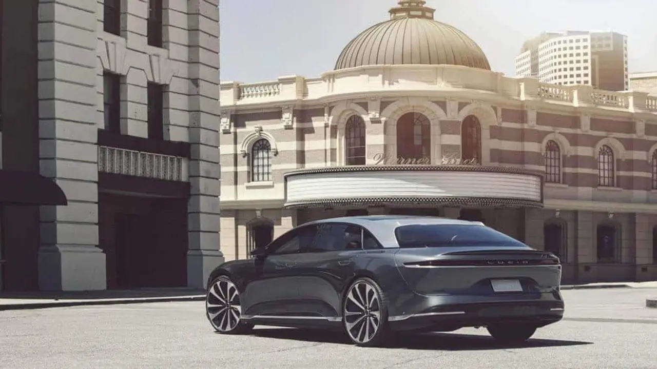 lucid-air-sedan-lujo-electrico_trasera-lateral