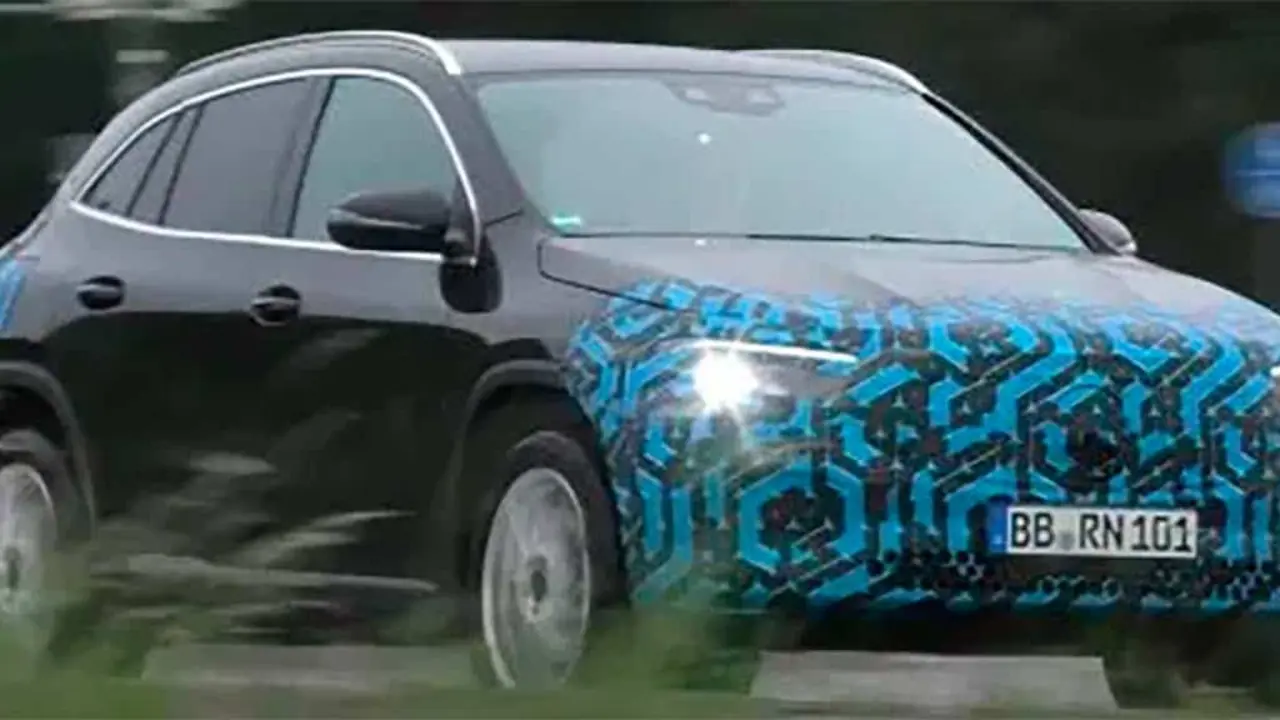 Foto del Mercedes EQA con camuflaje