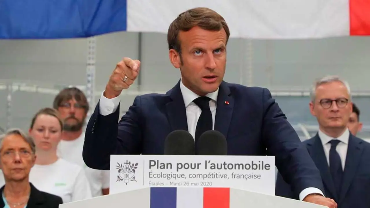Foto de Emmanuel Macron presentando su plan de automoci&oacute;n