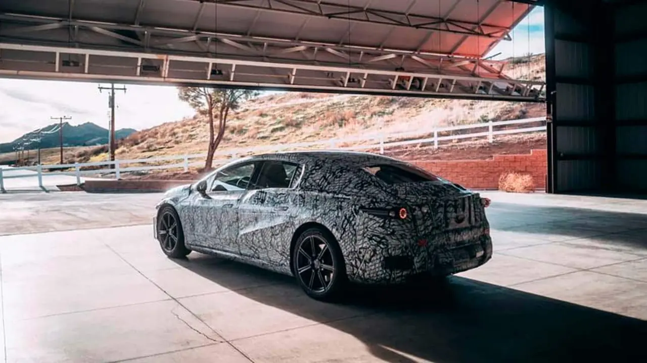 Primera foto de la versi&oacute;n de producci&oacute;n del Mercedes-Benz EQS con camuflaje