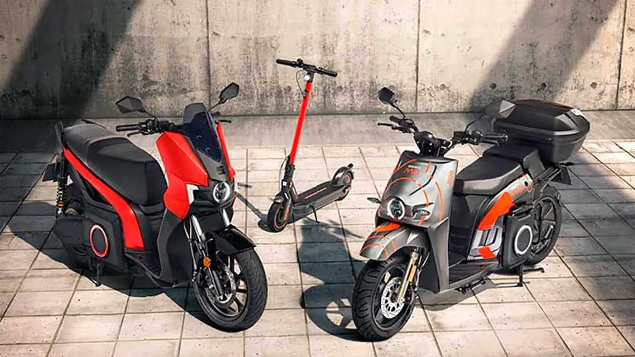 Foto de la scooter el&eacute;ctrica de SEAT y del patinete el&eacute;ctrico