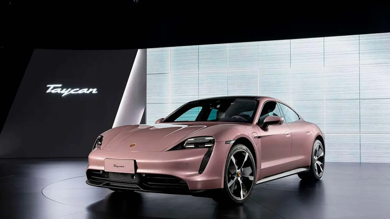 Foto de la presentaci&oacute;n de la versi&oacute;n m&aacute;s b&aacute;sica del Porsche Taycan