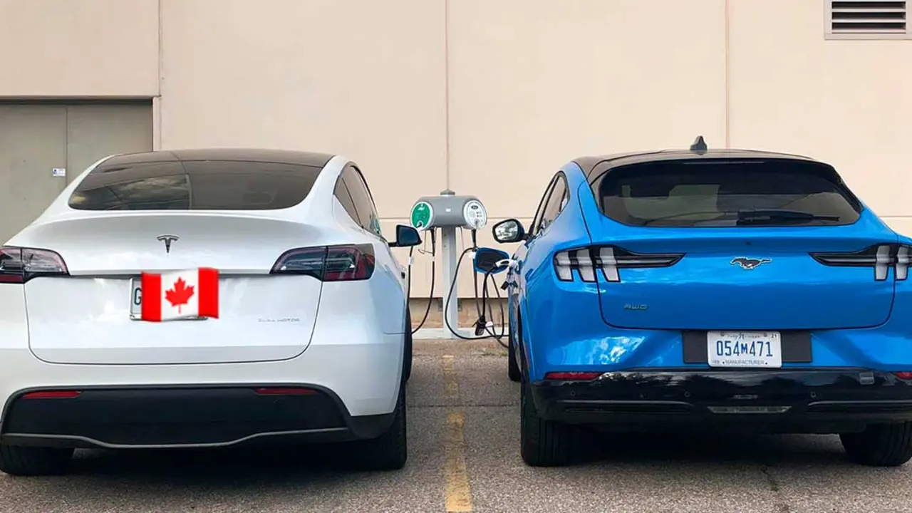 Foto que compara el tama&ntilde;o del Tesla Model Y frente al Ford Mustang Mach-E