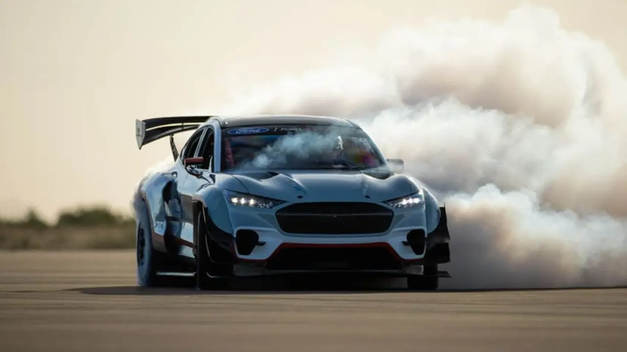 Ford-Mustang-Mach-E-1400_derrape2