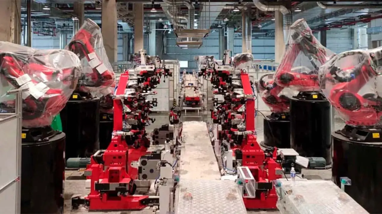 foto de varios robots de Tesla en la Gigafactory