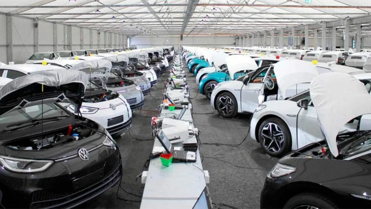 Foto donde se observa el proceso de instalaci&oacute;n del software en el Volkswagen ID.3
