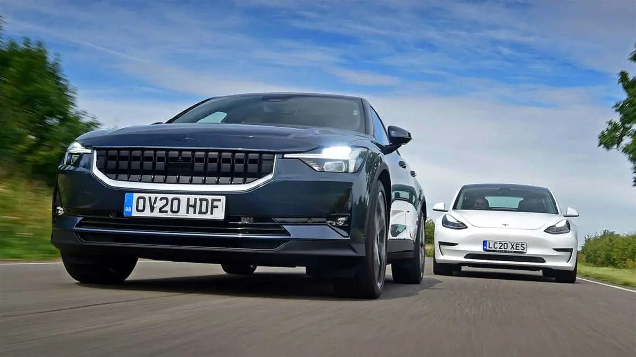 Foto que se muestra el Polestar 2 y el Tesla Model 3