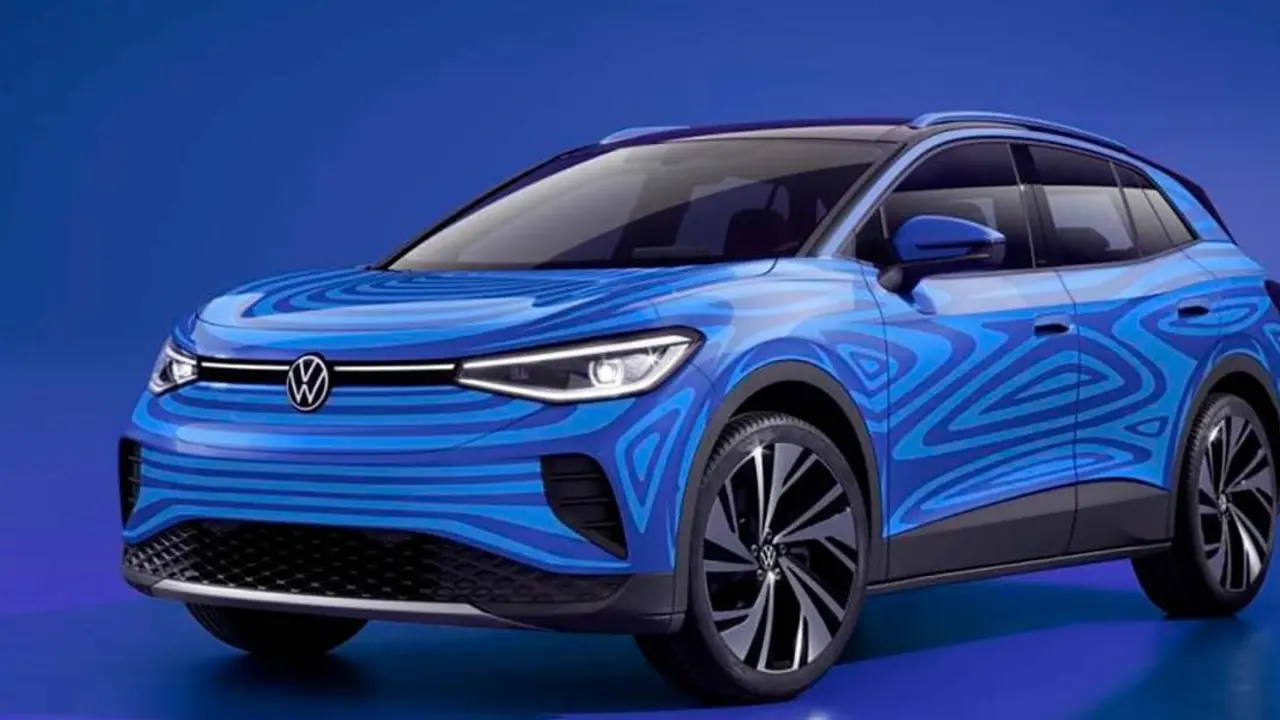 Foto del SUV el&eacute;ctrico Volkswagen ID.4 con camuflaje azul