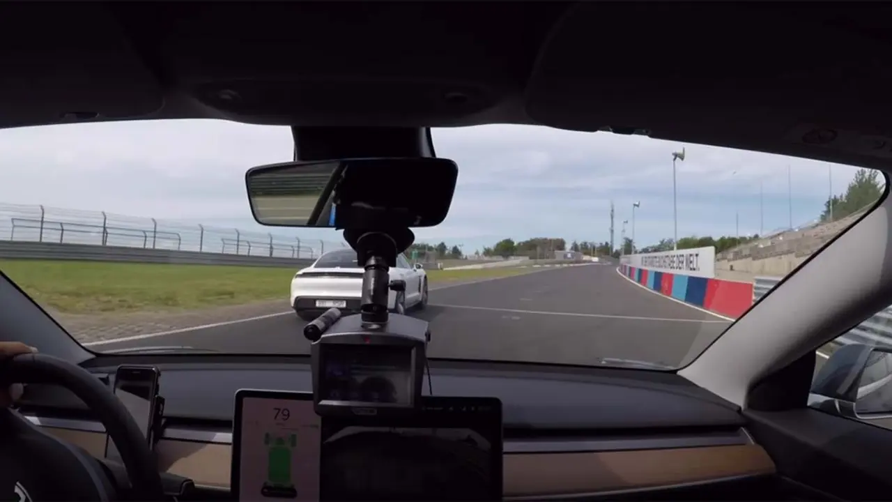 Foto de una vuelta en un Tesla Model 3 Performance y un Porsche Taycan en Nurburgring