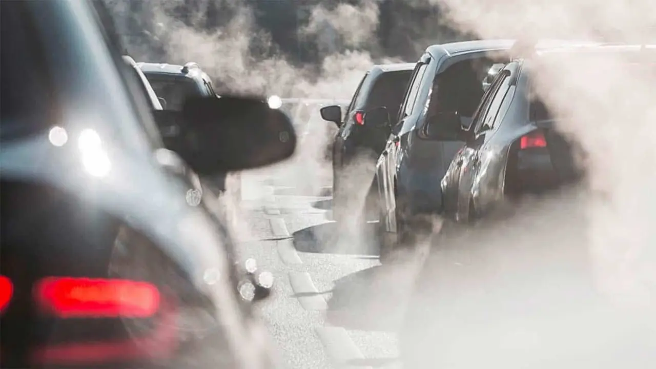 Foto de emisiones de coches de combusti&oacute;n