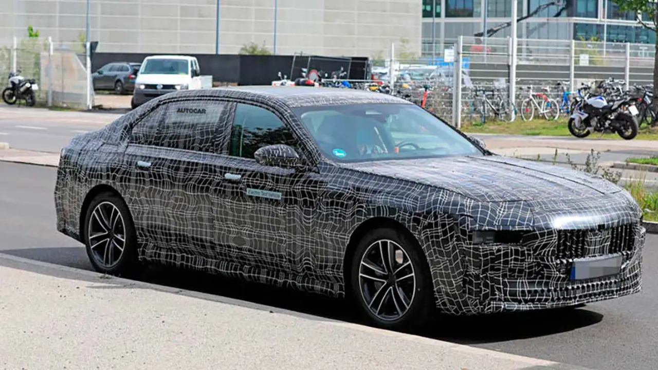 Foto BMW i7 por la calle