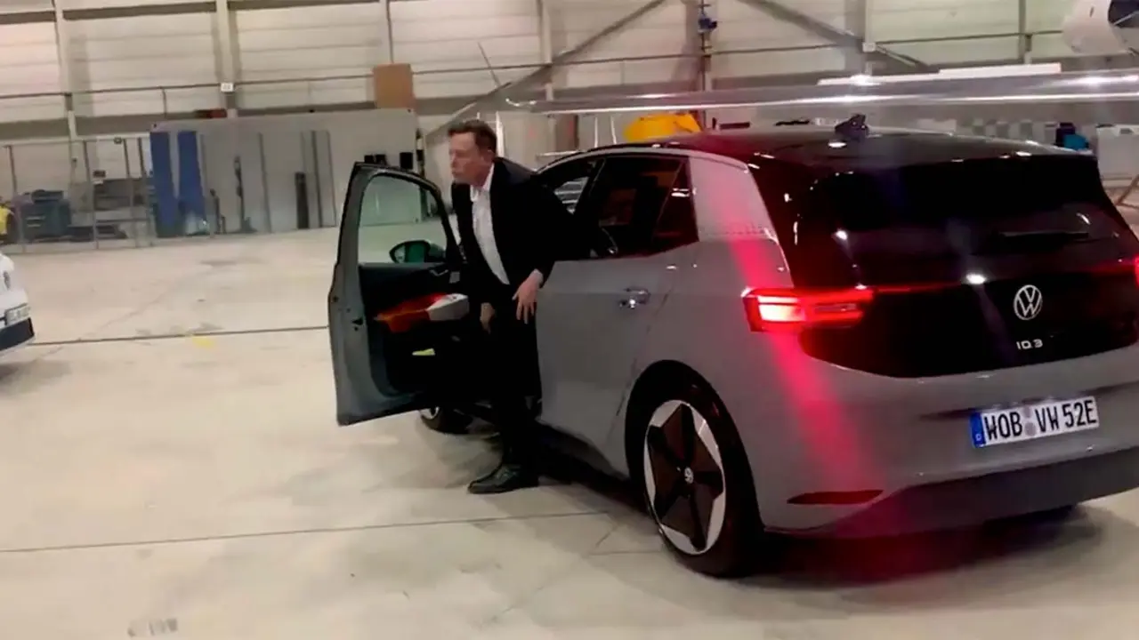 Elon Musk bajando del Volkswagen ID.3 tras probarlo.