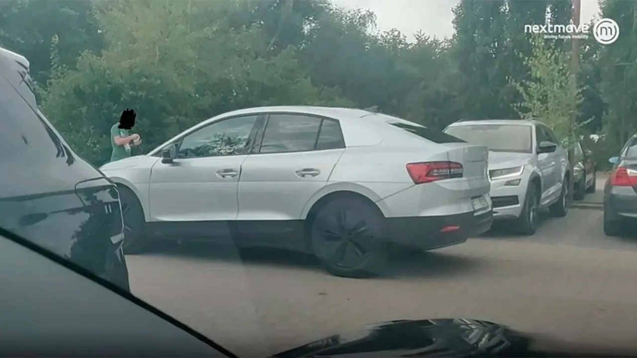 Foto del Skoda Enyaq IV coup&eacute; visto en la calle
