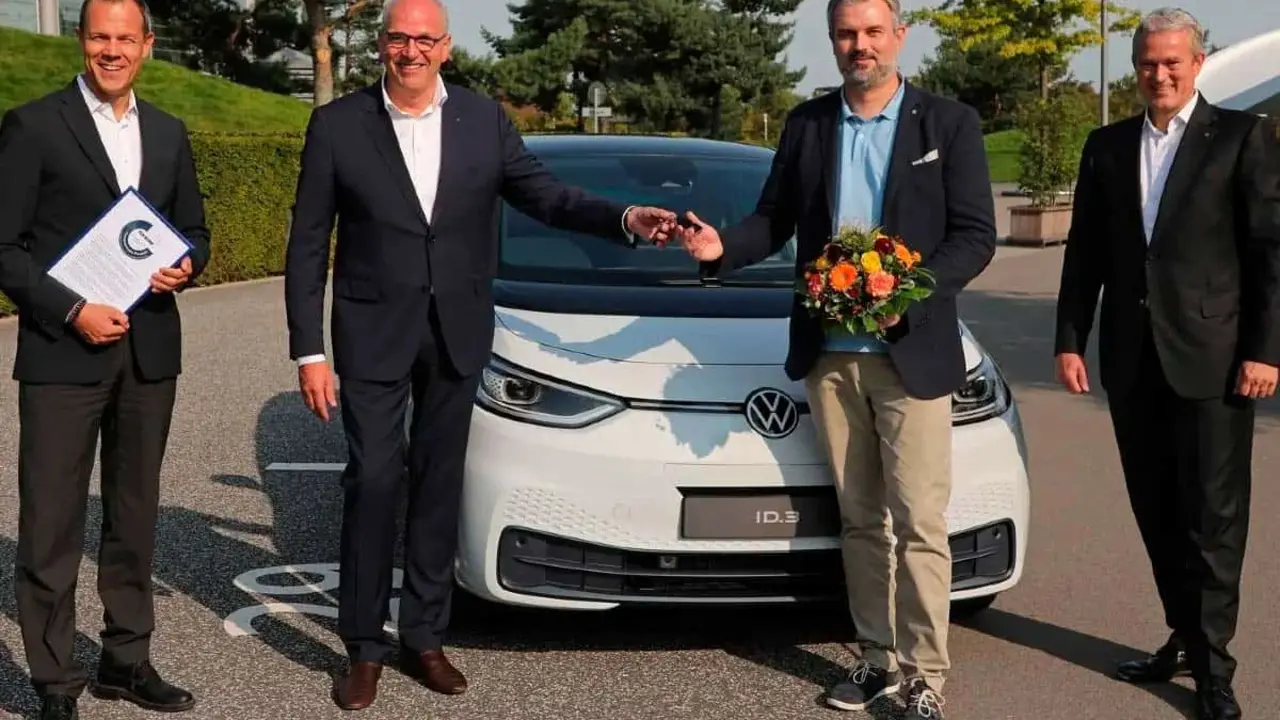 Foto donde se hace entrega del primer Volkswagen ID.3 en Alemania
