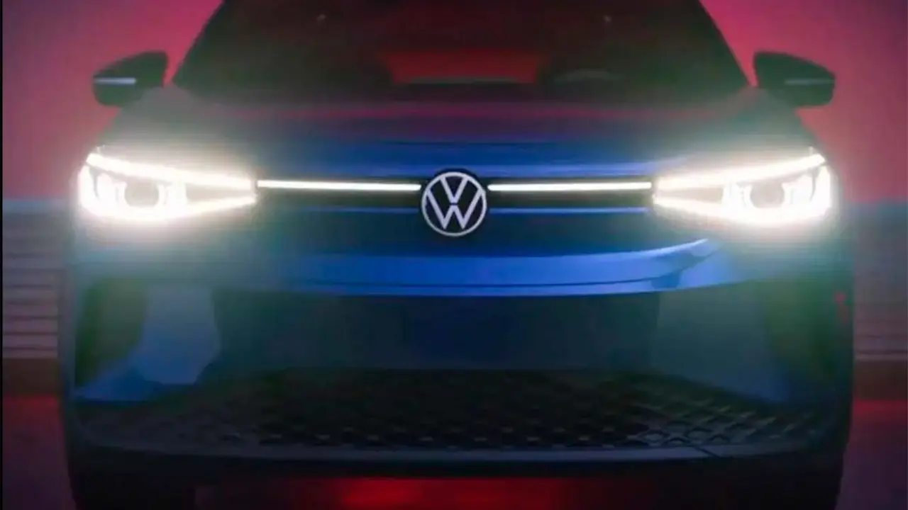 Foto del frontal del Volkswagen ID.4 con las luces encendidas