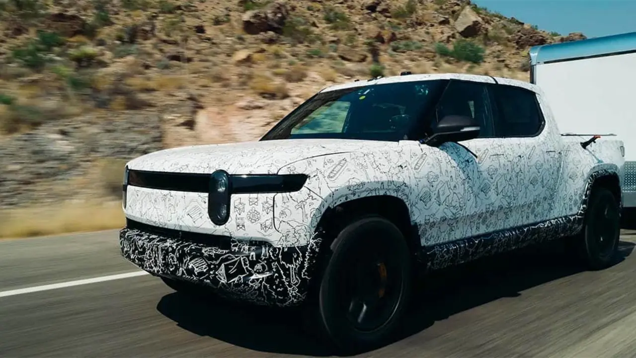 foto de la Rivian R1T remolcando y haciendo una prueba de calor