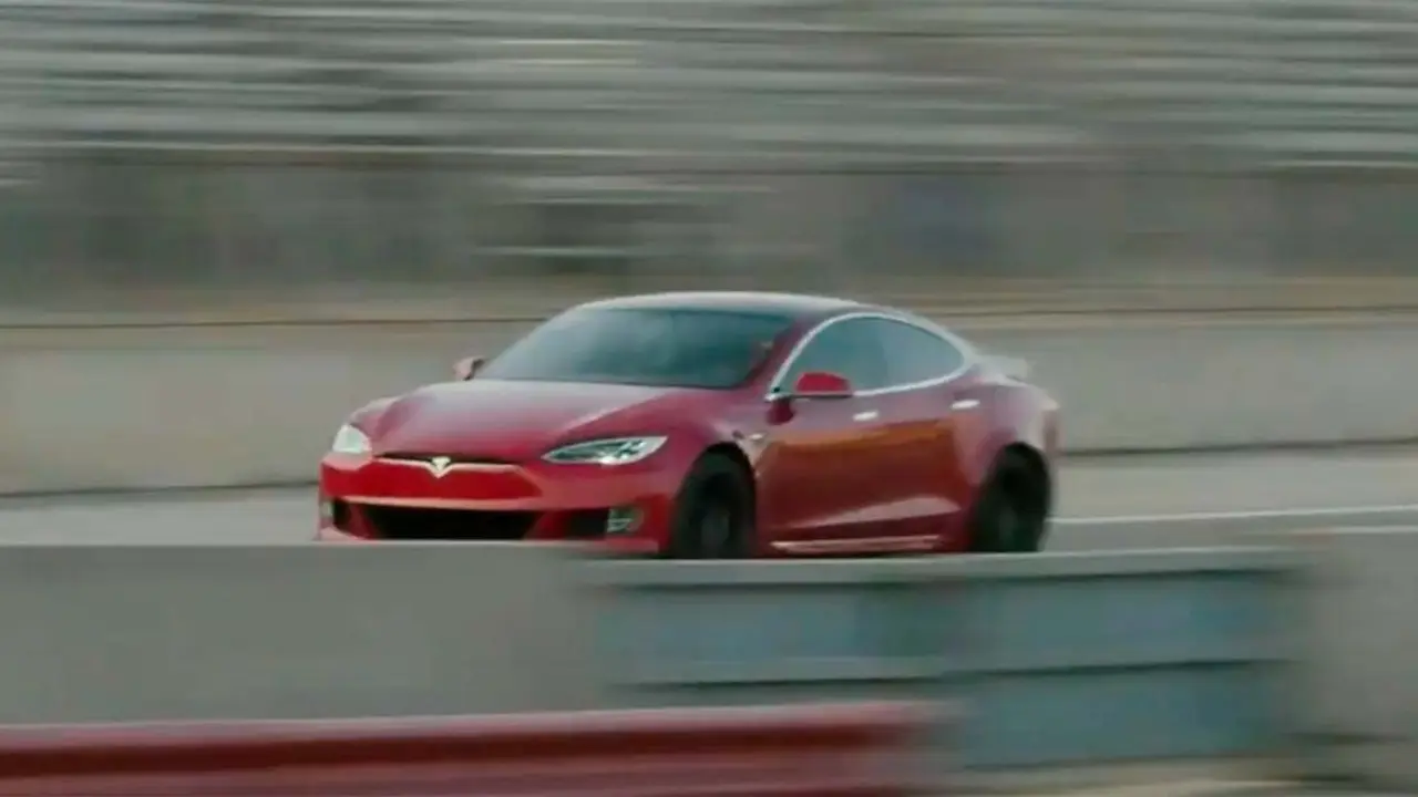 Foto del Tesla Model S Plaid en circuito