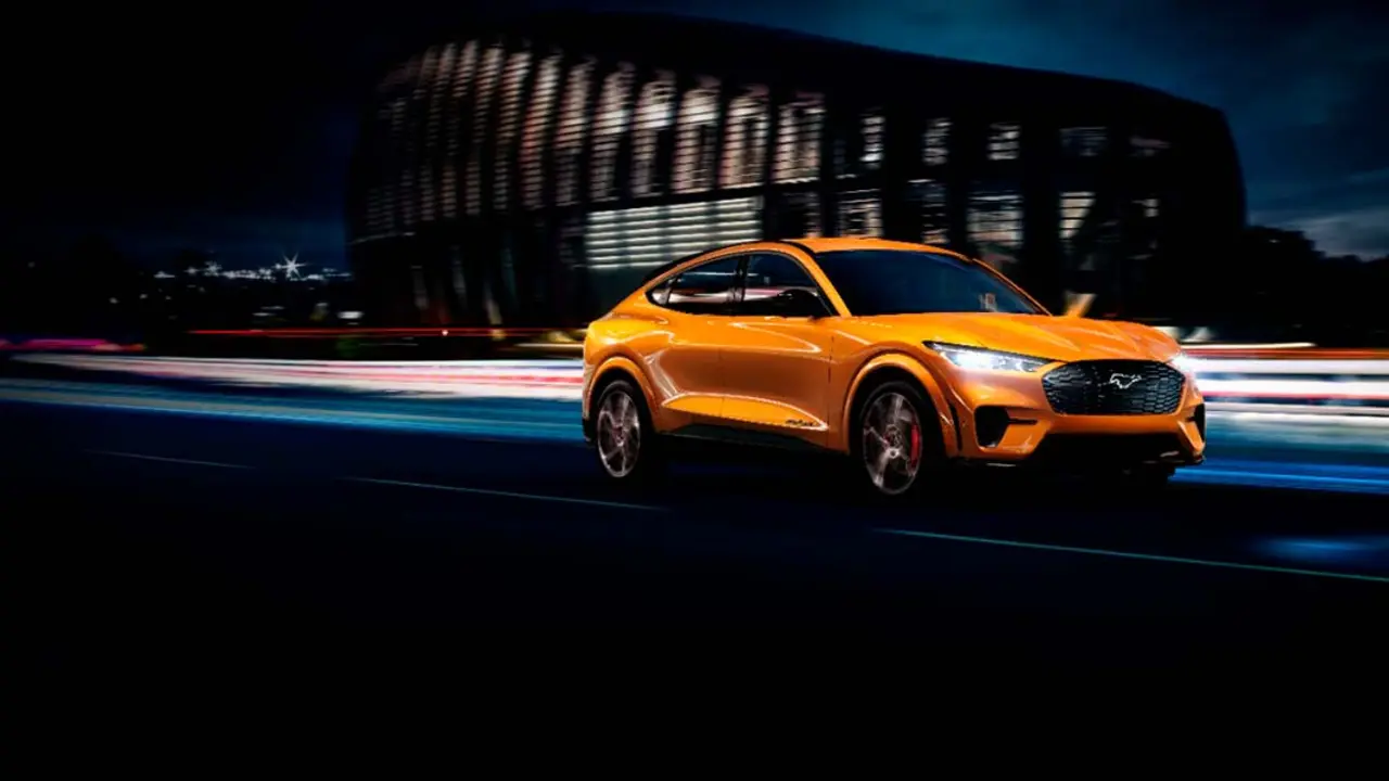 Foto del Ford Mustang Mach-E GT en color naranja