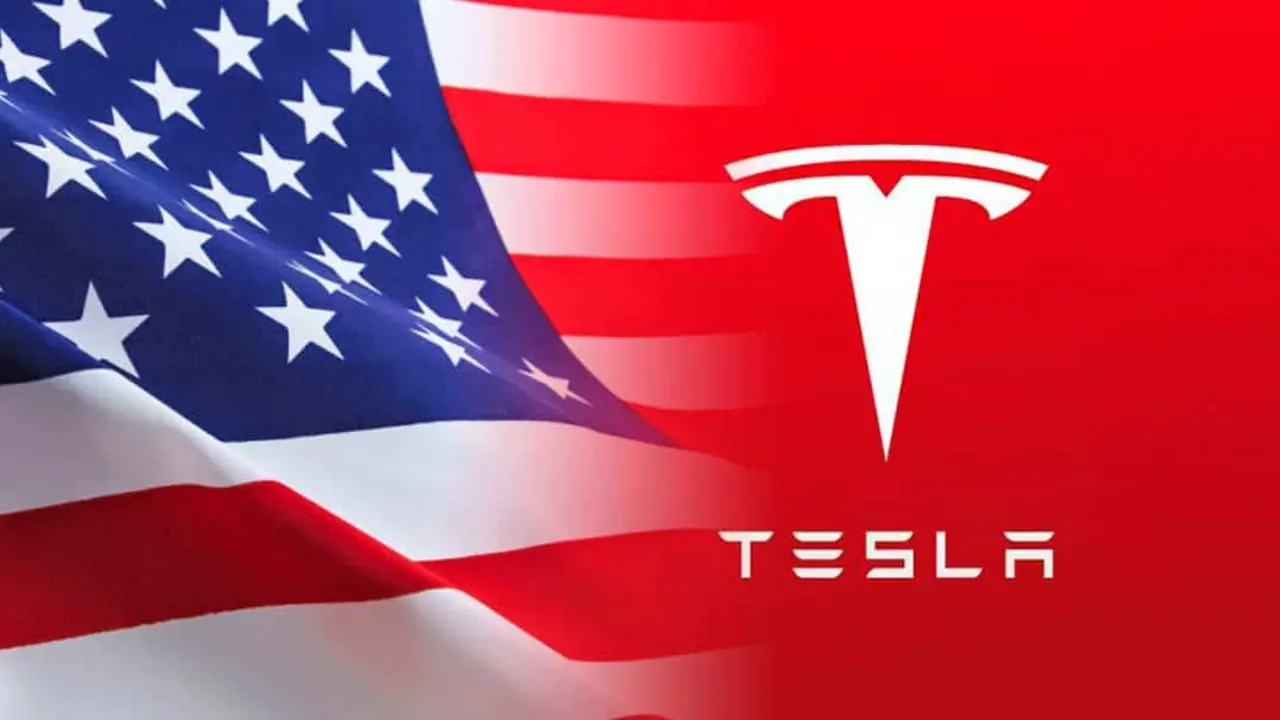 Foto de la bandera de Estados Unidos y de fondo el logo de Tesla