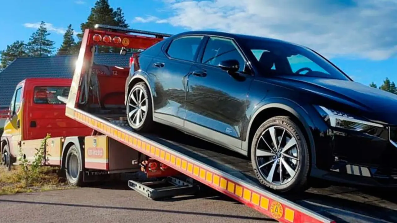 Polestar 2 subido en una gr&uacute;a por aver&iacute;a