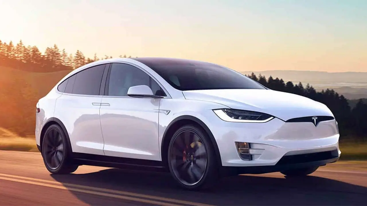 Foto del Tesla Model X en color blanco