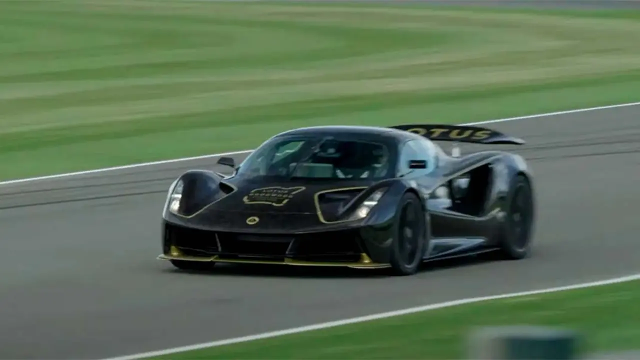 Lotus Evija, hiper-deportivo el&eacute;ctrico en un circuito. 