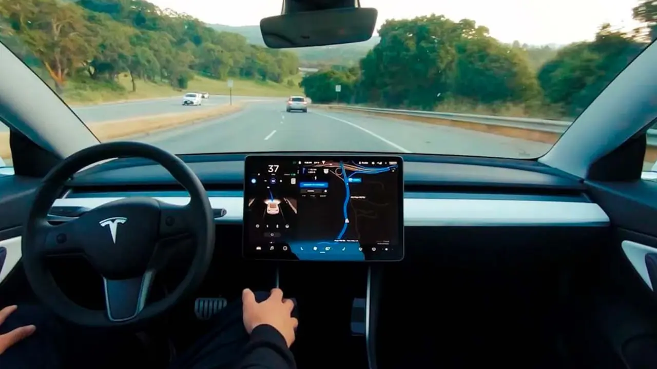 Autopilot en funcionamiento en un Tesla Model 3