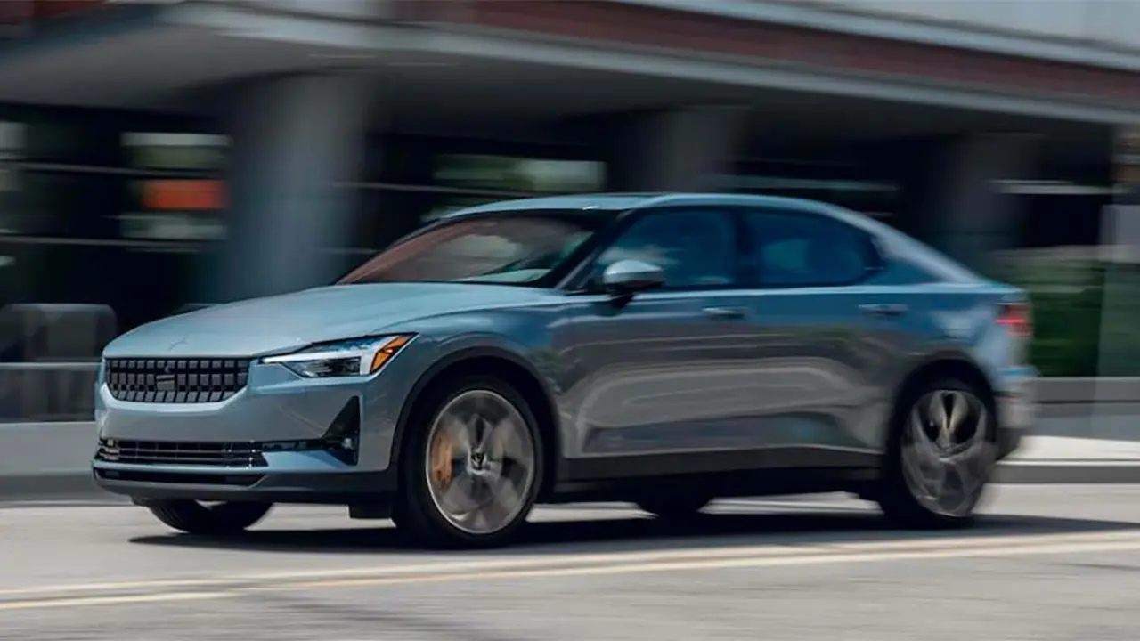 Foto del Polestar 2 en movimiento