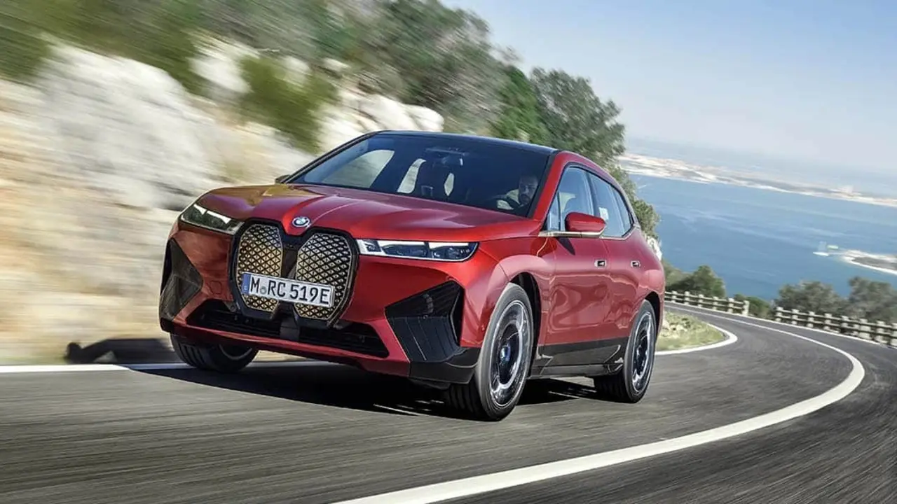 Foto del nuevo BMW iX en color rojo