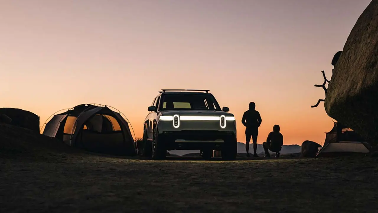Foto de un coche Rivian al atardecer