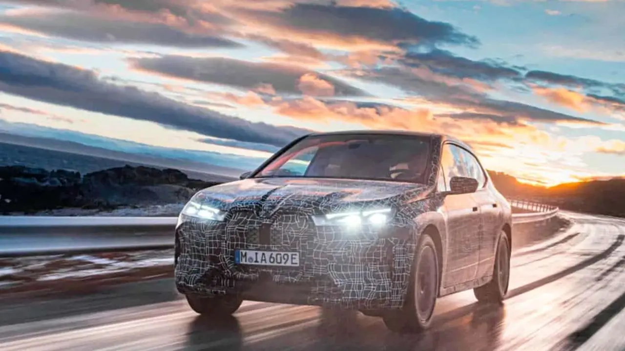 Foto del BMW iX en el Polo Art&iacute;co