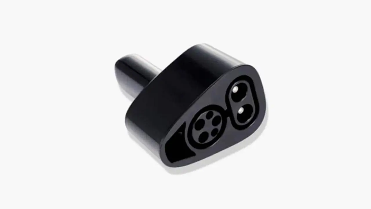 Foto del adaptador Tipo 2 de Tesla a CCS Combo