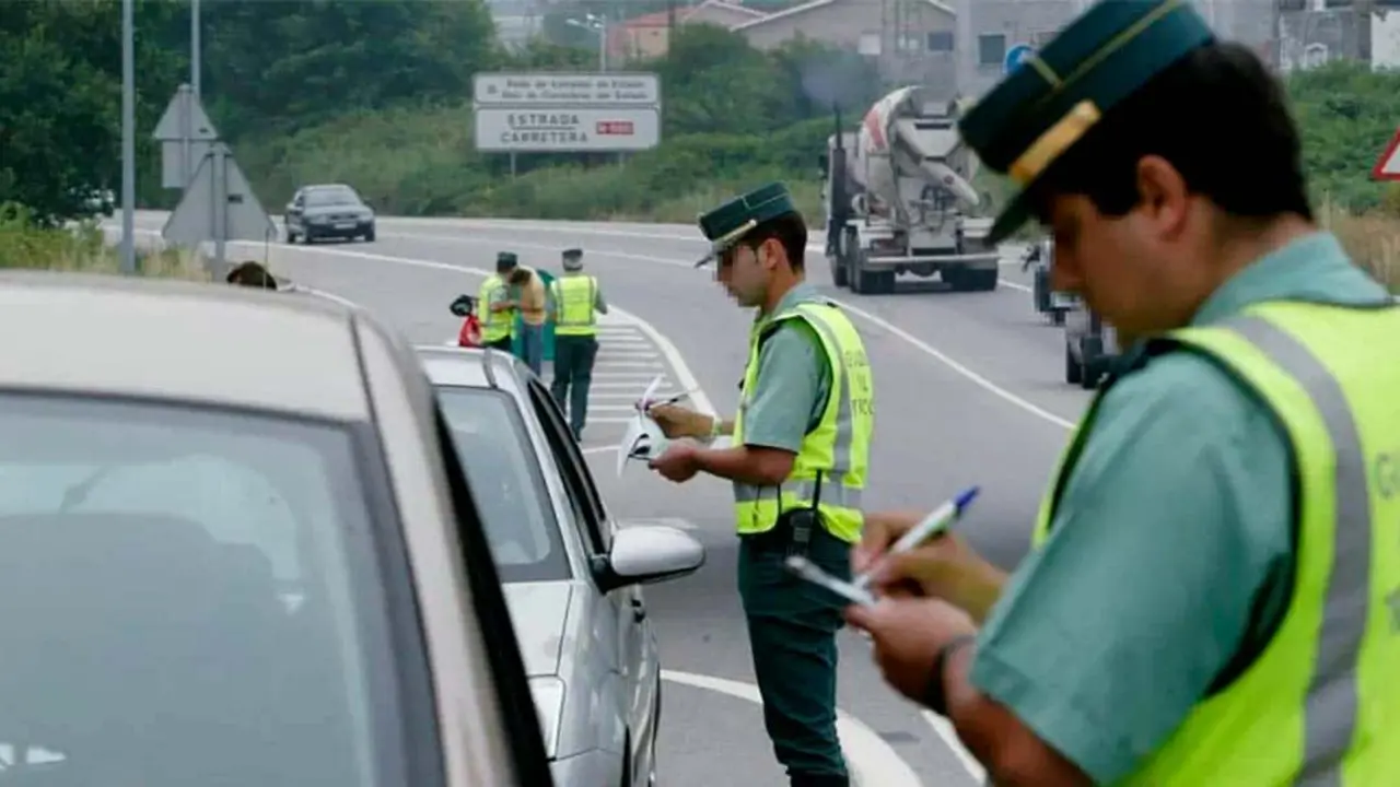 Guardia Civil Tr&aacute;fico multando 