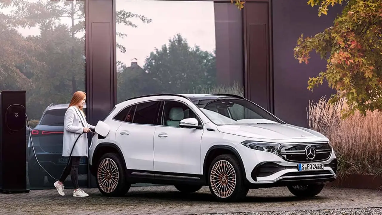 Mercedes-Benz EQA cargando