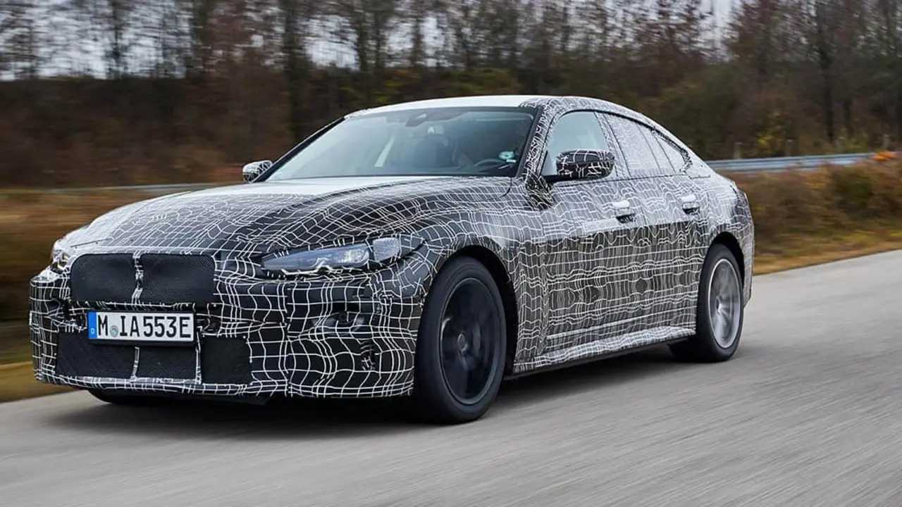 Foto del BMW i4 camuflado en un test