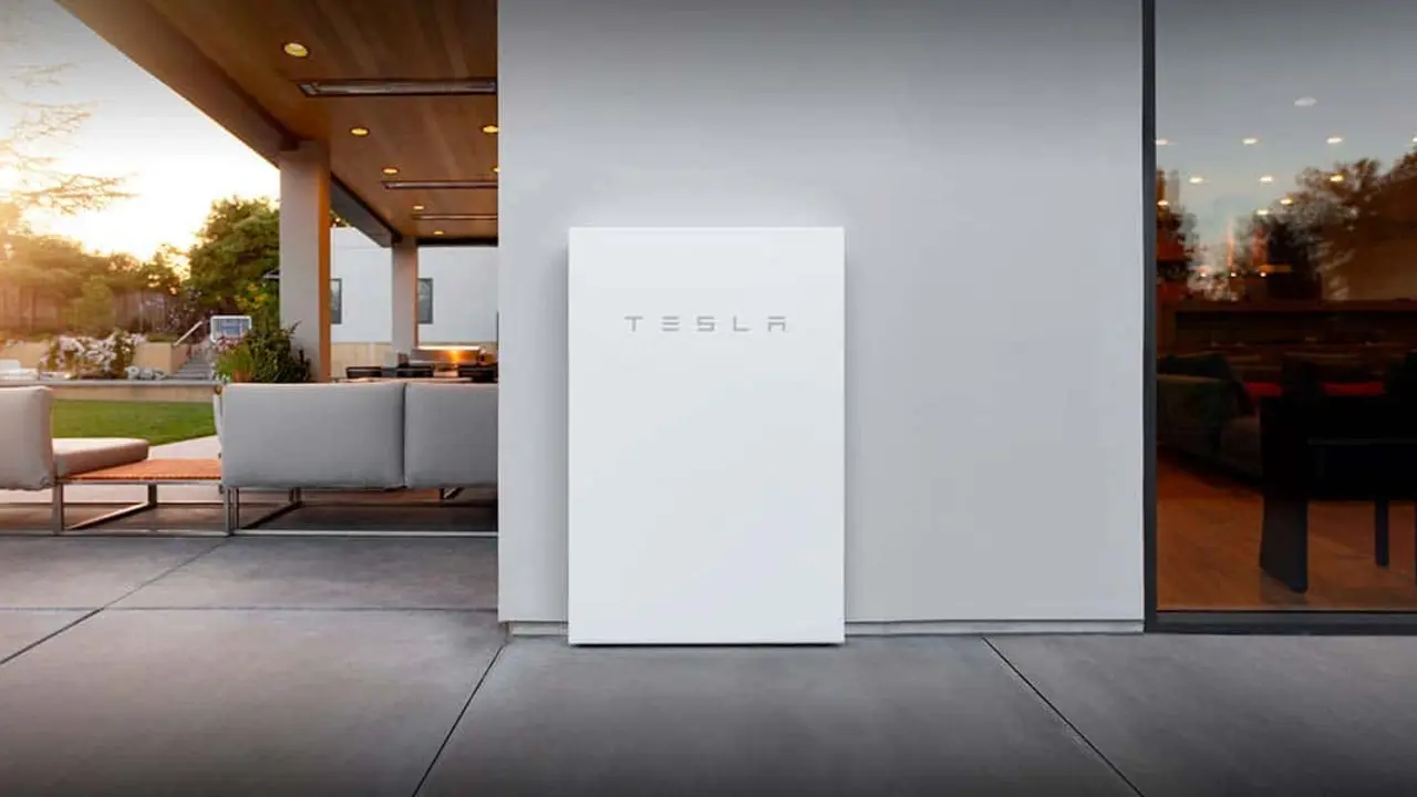 Foto de un bater&iacute;a Powerwall de Tesla en una vivienda