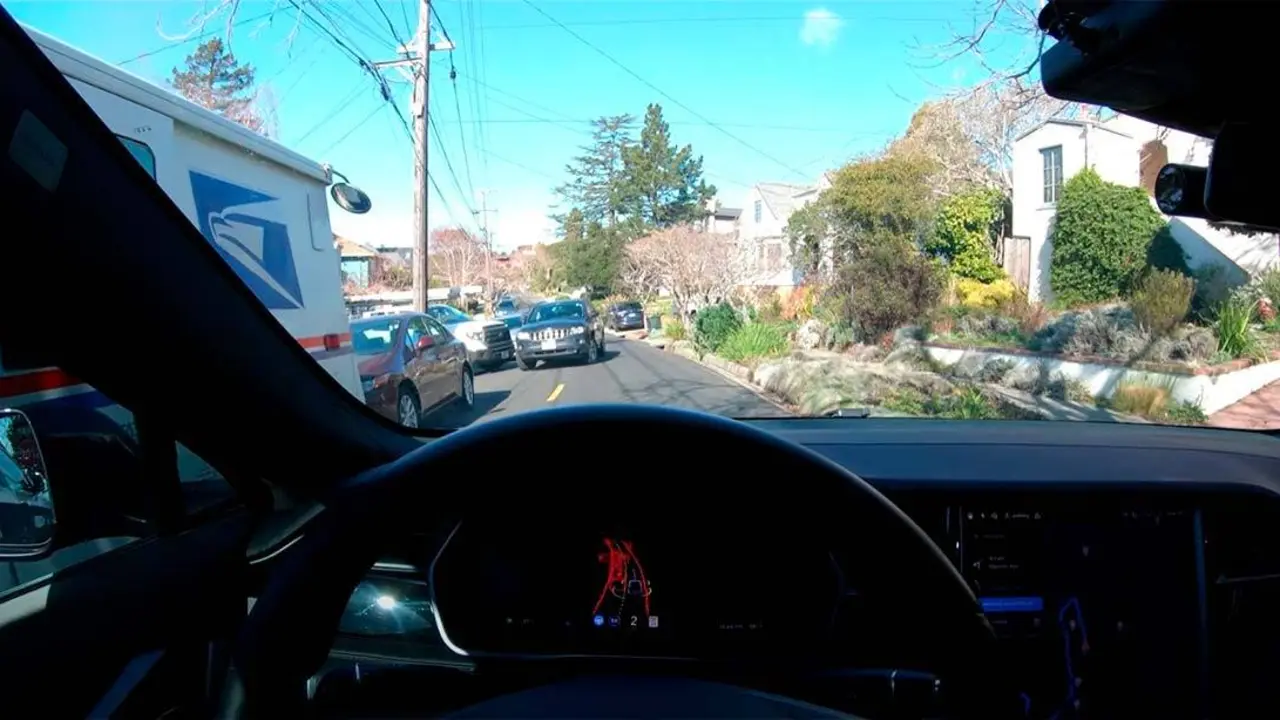 Foto de un Tesla Model S con el Autopilot y Full Self Driving activo