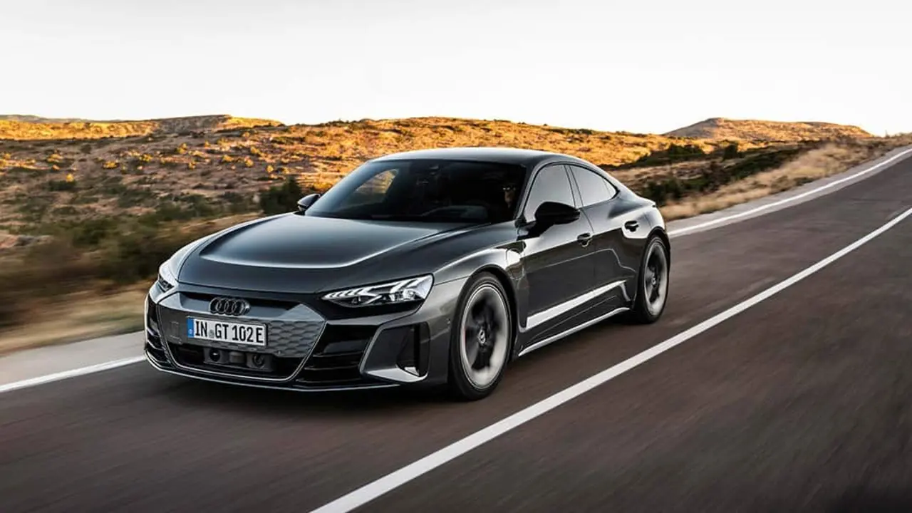 Foto del Audi RS e-Tron GT circulando por una carretera