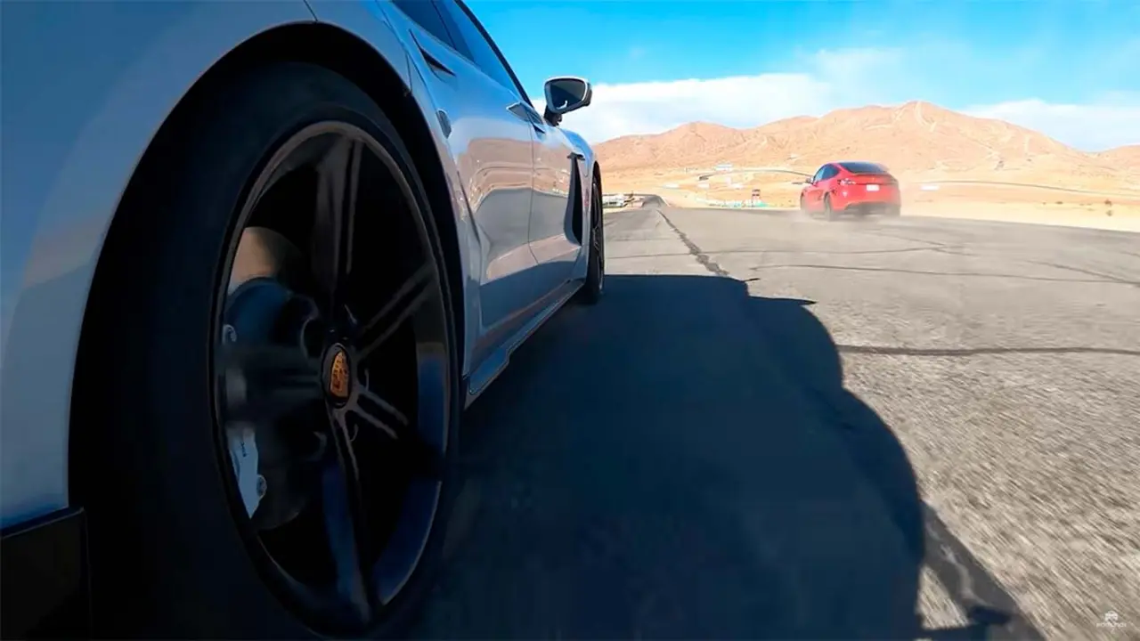 Foto de la carrera disputada entre un Porsche Taycan y un Tesla Model Y Performance