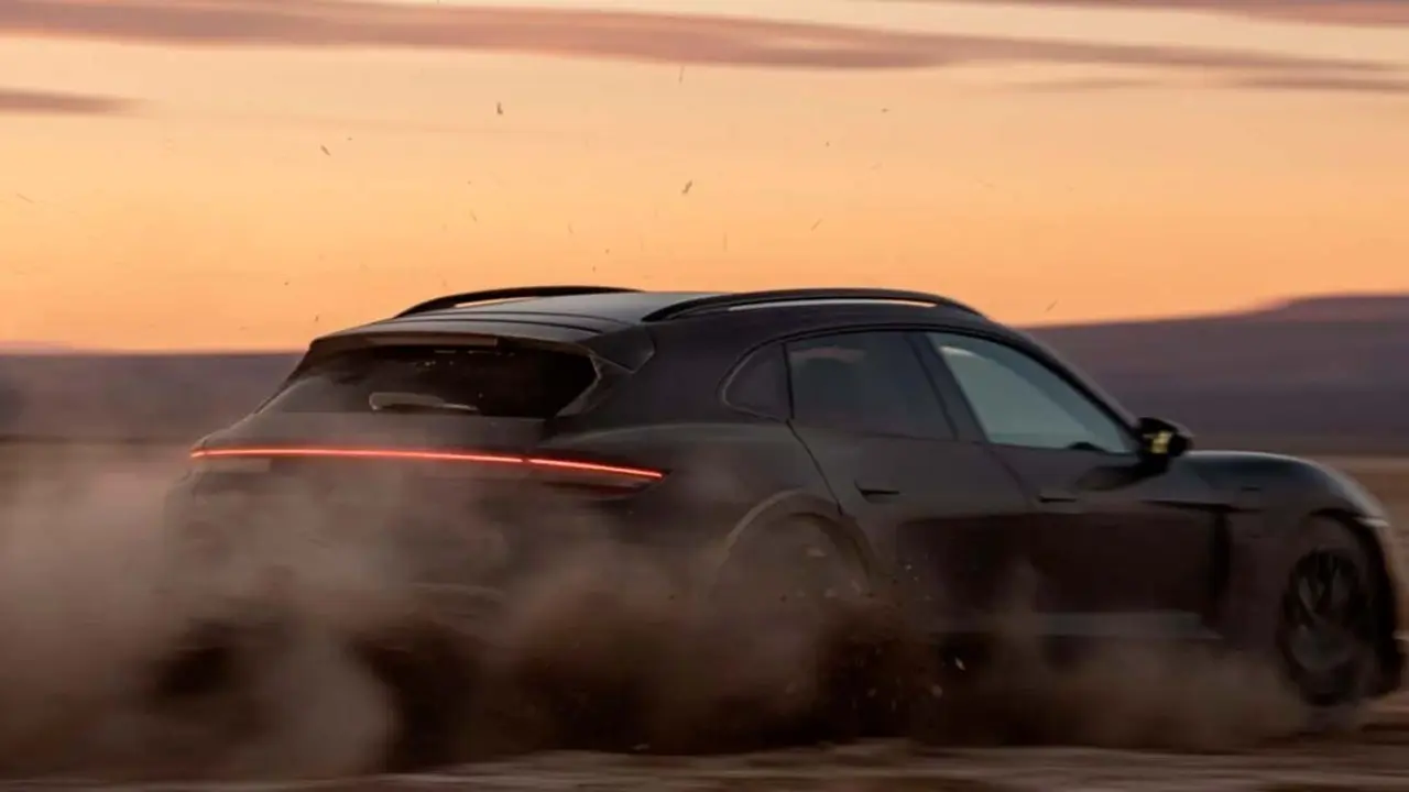 foto del Porsche Taycan Cross Turismo en terreno de tierra