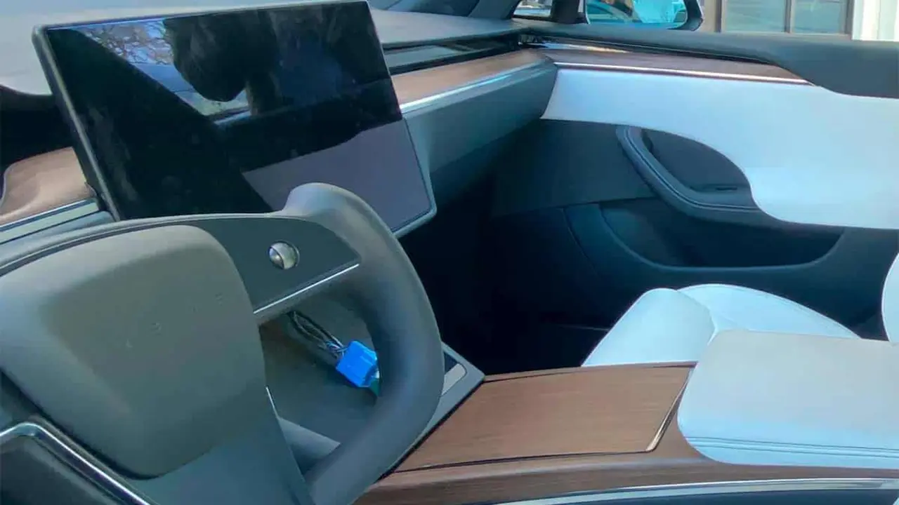Foto real del nuevo volante con forma de Yoke del Tesla Model S