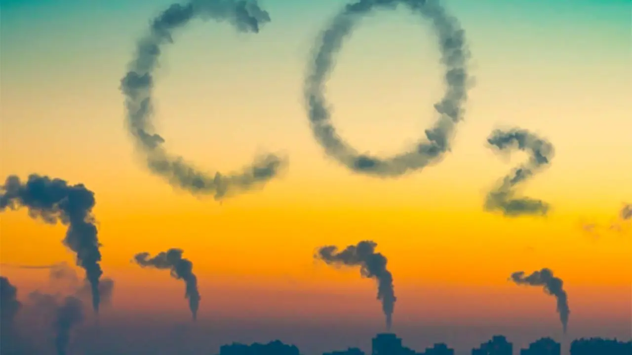 Foto de chimeneas expulsando CO2 (Di&oacute;xido de carbono)