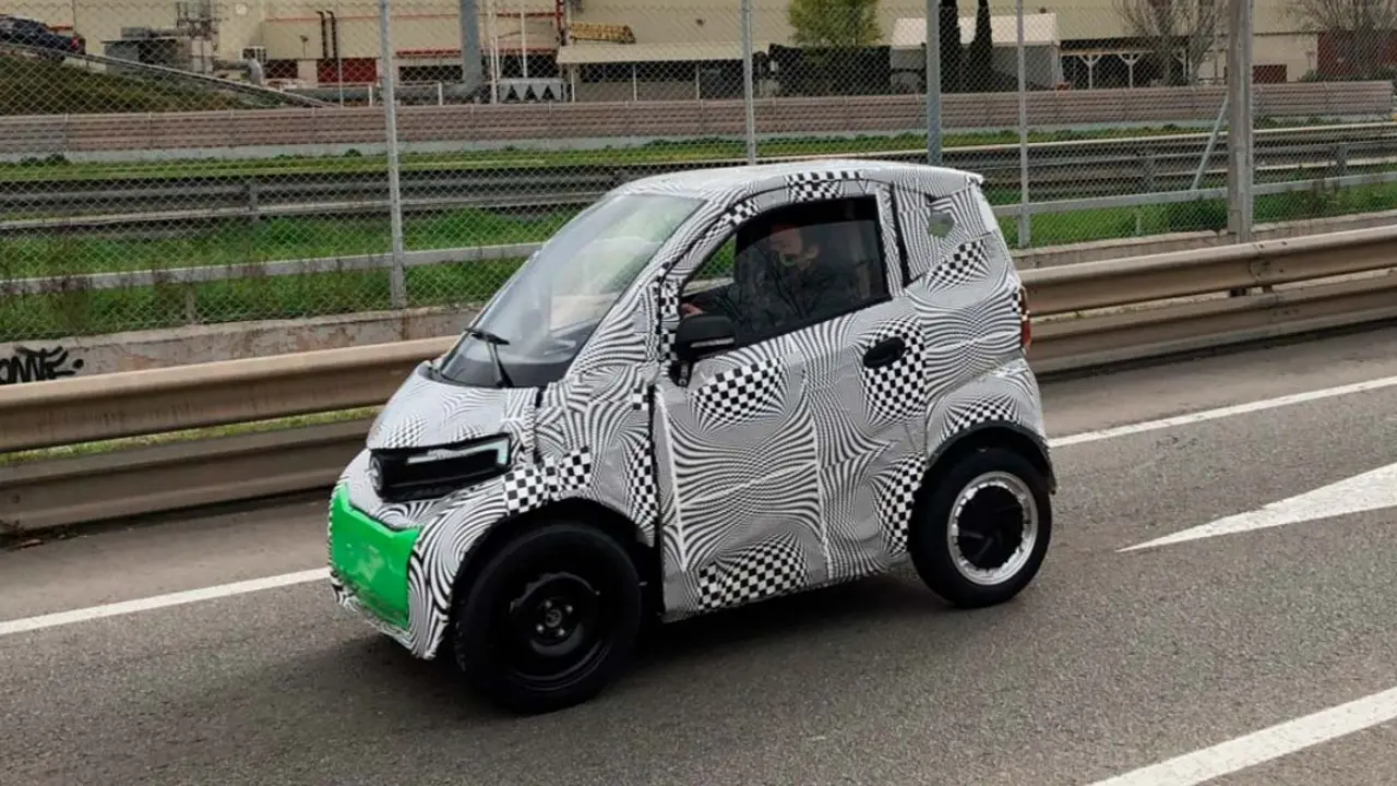 Foto del supuesto coche el&eacute;ctrico de Silence con mucho camuflaje