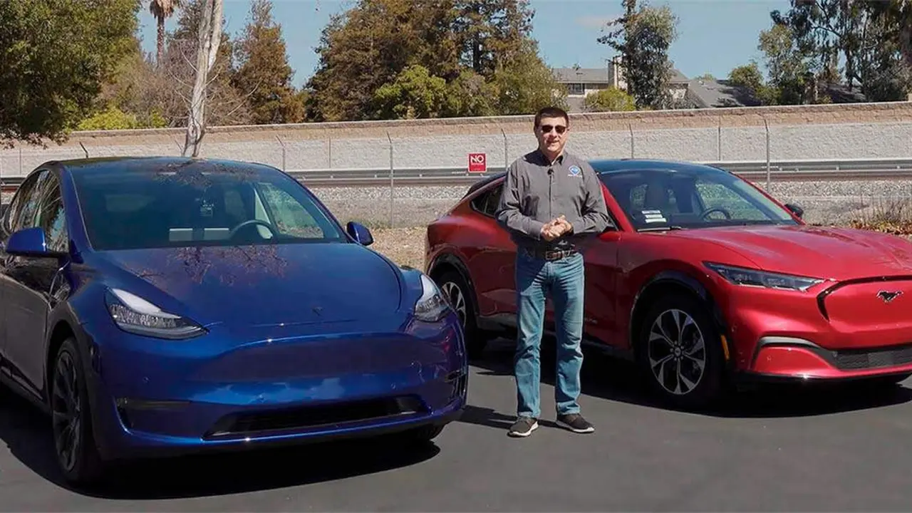 Foto de un Ford Mustang Mach-E y un Tesla Model Y